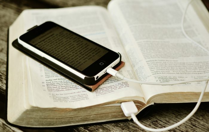 Bibel mit Handy